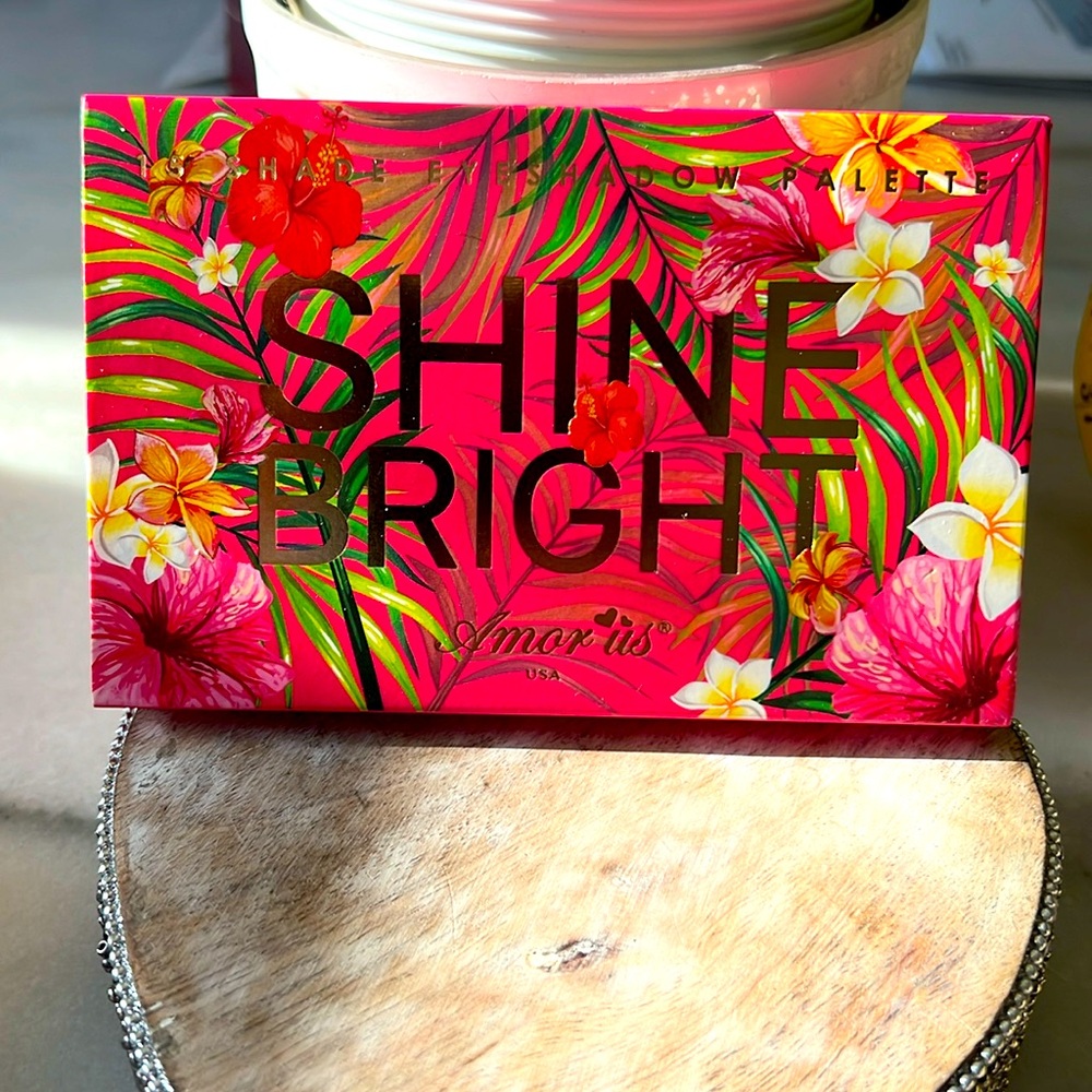 Amor us Shine Bright Eyeshadow Palette NEW